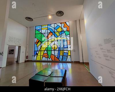 Biot, Frankreich - 4. Dezember 2023: Großes Buntglasfenster im Fernand Leger Nationalmuseum in Biot Stockfoto
