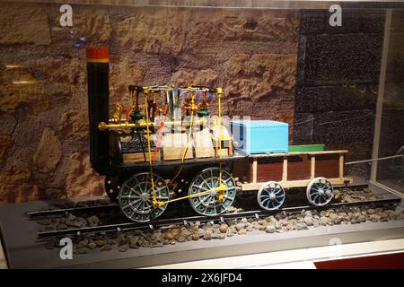 Scale-Down-Modell der 1829 George Stephenson Rocket Lokomotive. Transport Gallery, Birla Industrial & Technological Museum. Kalkutta, Westbengalen, Indi Stockfoto