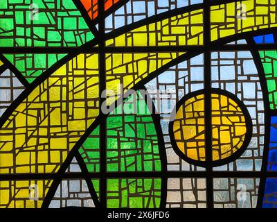 Biot, Frankreich - 4. Dezember 2023: Großes Buntglasfenster im Fernand Leger Nationalmuseum in Biot Stockfoto