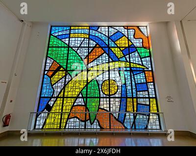 Biot, Frankreich - 4. Dezember 2023: Großes Buntglasfenster im Fernand Leger Nationalmuseum in Biot Stockfoto