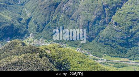 Luftbild der Stadt, von einem Segelflugzeug aus, mit dem Dorf Cevio im Maggiatal, von Osten im hellen Frühlingslicht aufgenommen, Alpen, Tessin, Schweiz Stockfoto