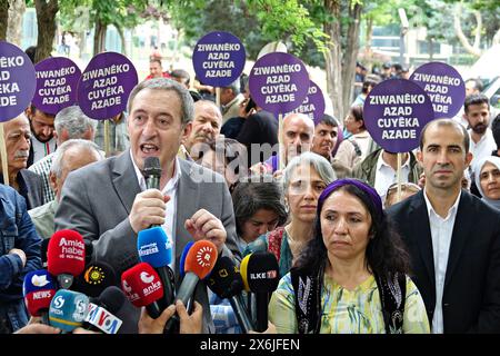 Tuncer Bakirhan, Ko-Vorsitzender der Partei für Gleichstellung und Demokratie der Völker (dem), spricht auf dem Kurdischen Sprachtag in Diyarbakir. Der Tag der Kurdischen Sprache wird in Diyarbakir gefeiert, wo die meisten Kurden in der Türkei leben, und in anderen Städten mit Pressemitteilungen. Die Presseerklärung in Diyarbakir verlangte, dass die kurdische Sprache als offizielle Sprache und als Bildungssprache anerkannt werden sollte. Sie wird von der Kurdischen Sprachplattform geleitet, und sie wurde von der Partei für Gleichstellung und Demokratie der Völker (dem), der Partei der Demokratischen Regionen (DBP), der Kurdischen Sozialistischen Partei (PSK), K besucht Stockfoto