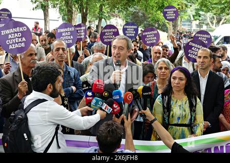 Tuncer Bakirhan (M), Ko-Vorsitzender der Partei für Gleichstellung und Demokratie der Völker (dem), spricht beim Kurdischen Sprachtag. Der Tag der Kurdischen Sprache wird in Diyarbakir gefeiert, wo die meisten Kurden in der Türkei leben, und in anderen Städten mit Pressemitteilungen. Die Presseerklärung in Diyarbakir verlangte, dass die kurdische Sprache als offizielle Sprache und als Bildungssprache anerkannt werden sollte. Und sie wird von der Kurdischen Sprachplattform geleitet, und sie wurde von der Partei für Gleichstellung und Demokratie der Völker (dem), der Partei der Demokratischen Regionen (DBP), der Kurdischen Sozialistischen Partei (PSK) und Kurdistan C besucht Stockfoto