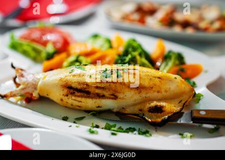 Tintenfisch gefüllt mit Käse und Gemüse. Stockfoto