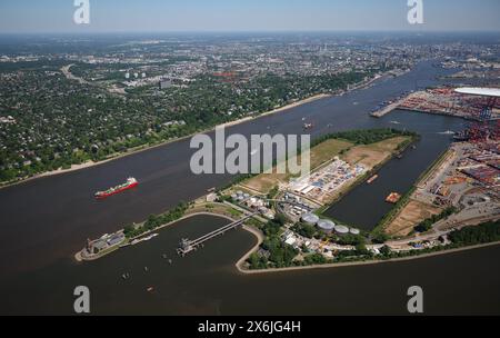 Hamburg, Deutschland. Mai 2024. Blick über den Hamburger Hafen mit Öltankterminal Waltershof am Erdölhafen und Pilotenhaus Seemannshöft (Luftaufnahme). Quelle: Christian Charisius/dpa/Alamy Live News Stockfoto