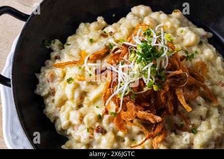 Käse-Spätzle (hausgemachte Nudeln) mit Röstzwiebeln Stockfoto