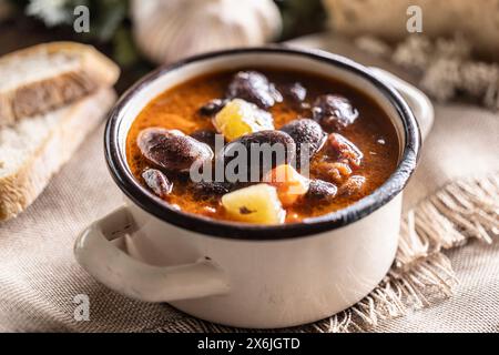 Traditionelle Bohnensuppe mit großen Bohnen, geräuchertem Fleisch, Kartoffeln und Karotten Stockfoto