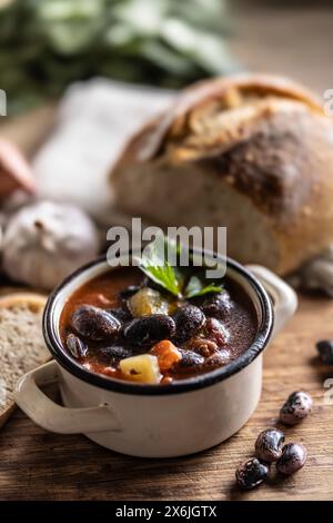 Traditionelle Bohnensuppe aus großen Bohnen, geräuchertem Hals, Kartoffeln und Karotten Stockfoto