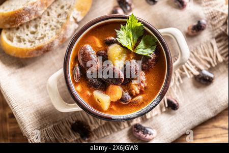 Traditionelle Bohnensuppe aus großen Bohnen, geräuchertem Hals, Kartoffeln und Karotten Stockfoto