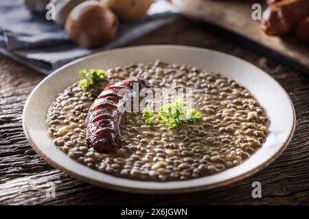 Linsen- und Kartoffeleintopf mit Wurst Stockfoto