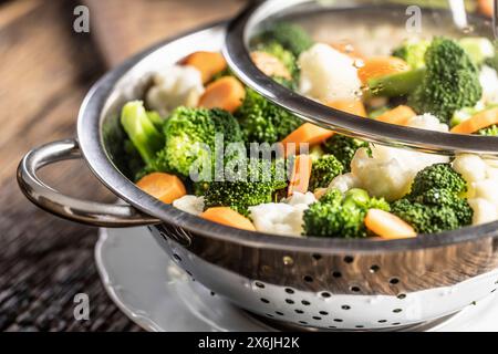 Brokkoli, Karotten und Blumenkohl in einem Dampfgarer aus Edelstahl Stockfoto