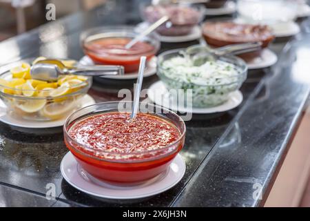 Süße Chilisauce und verschiedene Dressings am Buffet im Restaurant Stockfoto