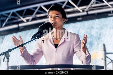 Hamburg, Deutschland. Mai 2024. Sahra Wagenknecht (Alliance Sahra Wagenknecht) spricht beim Start der Kampagne der Allianz für die Europawahlen auf dem Hamburger Fischmarkt. Quelle: Markus Scholz/dpa/Alamy Live News Stockfoto