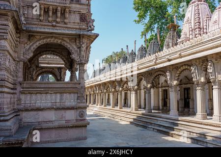 Hutheesing Jain Tempel in Ahmenabad, Gujarat, Indien. Beispiel eines alten heiligen jain-Tempels im Maru-Gujarat-Architekturstil Stockfoto