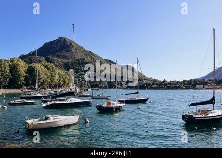 Lecco, Italien - 7. August 2023: Blick auf den Hafen von Lecco am Comer See Stockfoto