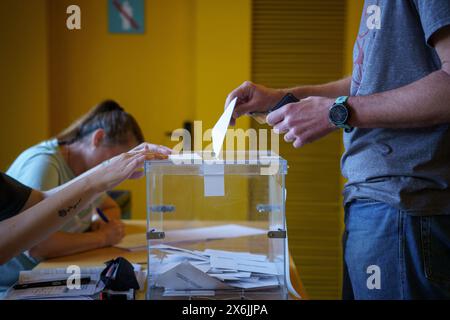 Barcelona, Spanien - 12. Mai 2024: Die Hände eines Mannes werden aus nächster Nähe gesehen, während er in einer Wahlurne in Katalonien seine Stimme abgibt Stockfoto
