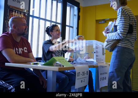 Barcelona, Spanien - 12. Mai 2024: Eine Frau wird bei den Wahlen in der Region Guinardo gesehen, wie sie ihre Stimme in einem Wahllokal im Bezirk Guinardo abgibt Stockfoto