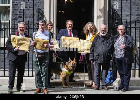 London, Großbritannien. Mai 2024. Die National Federation of the Blind UK reicht eine Petition gegen schwimmende Bushaltestellen ein, die ein echtes Problem und Sicherheitsbedenken für Blinde darstellen, mit dem Blindenhund „Flinn“ in der Downing Street 10. Quelle: Imageplotter/Alamy Live News Stockfoto