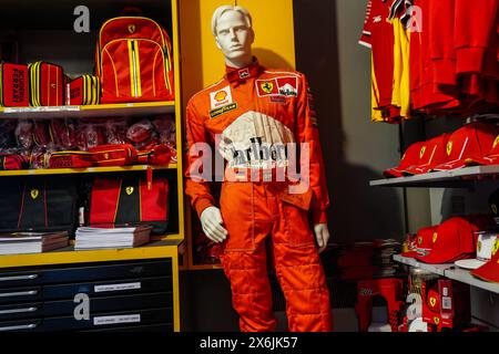 Ein Souvenir- und Erinnerungsladen in Maranello, einschließlich eines Original Michael Schumacher Rennanzugs. Der Grand Prix der Emilia Romagna findet an diesem Wochenende auf der Rennstrecke Autodromo Internazionale Enzo e Dino Ferrari in Italien statt. Bilddatum: Mittwoch, 15. Mai 2024. Stockfoto