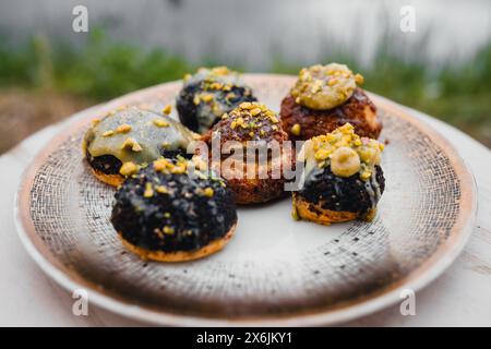 Ein Teller mit einer vielfältigen Auswahl an frisch gebackenem Gebäck, Stockfoto