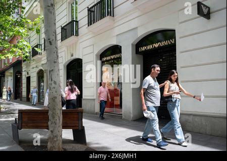 Fußgänger laufen am italienischen Modemarke Emporio Armani in Spanien vorbei. Stockfoto