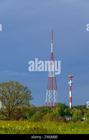 Fernsehturm, terrestrischer Sender von RTBF-, FM- und DAB+-Programmen bei Vlessart in der Nähe von Léglise, Provinz Luxemburg, Wallonien, Belgien Stockfoto