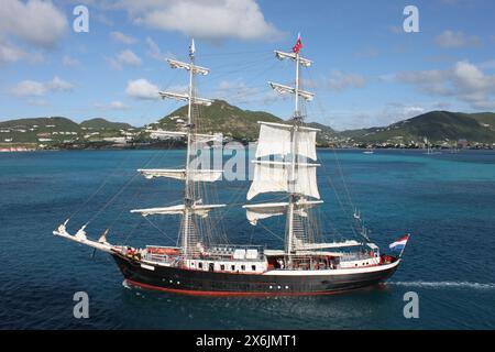 Sint Maarten, Niederlande - 26. November 2016: Hochwinkelaufnahme von Mercedes, niederländischem briggs-Schiff. Segelschiff mit zwei Masten, am Ufer der karibikinsel. Stockfoto