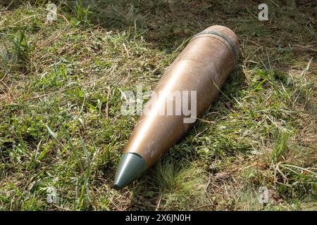 Panzerhaubitze 2000 (PzH 2000) selbstfahrende Haubitze 155 mm Geschützmunition am Boden Stockfoto