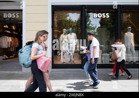Madrid, Spanien. Mai 2024. Fußgänger gehen an dem Logo der deutschen Bekleidungsmarke Hugo Boss vorbei, das in Spanien zu sehen ist. (Foto: Xavi Lopez/SOPA Images/SIPA USA) Credit: SIPA USA/Alamy Live News Stockfoto