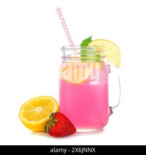 Sommer eisige rosa Limonade in einem maurerglas mit Papierstroh, Zitrone und Erdbeere isoliert auf weißem Hintergrund Stockfoto