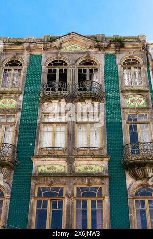Fassade eines alten klassischen Gebäudes mit grünen Fliesen in der Altstadt von Porto oder Porto, Portugal Stockfoto