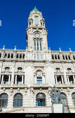 Fassade des Rathauses von Porto im neoklassizistischen Stil und das Denkmal für Almeida Garrett im Zentrum von Porto oder Porto, Portugal Stockfoto