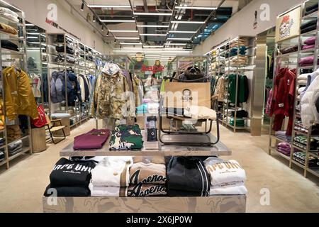 HONGKONG, CHINA - 4. DEZEMBER 2023: Kleidung wird im AAPE von Einem Ape-Laden in Sha Tin ausgestellt. A Bading Ape ist eine japanische Modemarke, die b Stockfoto