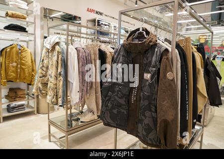 HONGKONG, CHINA - 4. DEZEMBER 2023: Kleidung wird im AAPE von Einem Ape-Laden in Sha Tin ausgestellt. A Bading Ape ist eine japanische Modemarke, die b Stockfoto