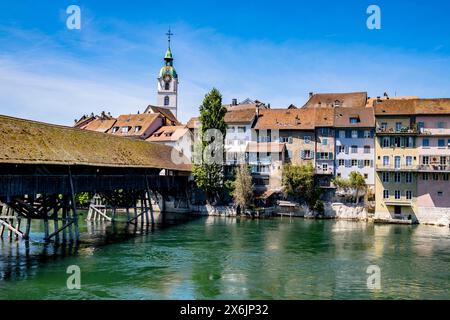 Blick auf eine alte Holzbrücke mit einer Altstadt im Hintergrund, Olten, Solothurn, Schweiz Stockfoto