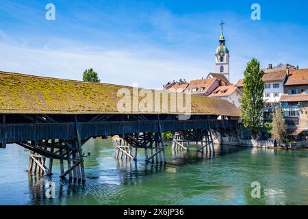 Blick auf eine alte Holzbrücke mit einer Altstadt im Hintergrund, Olten, Solothurn, Schweiz Stockfoto