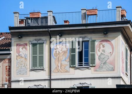 Como, Italien - 8. August 2023: Jugendstilzeichnungen an der Fassade eines alten Gebäudes im Zentrum von Como Stockfoto