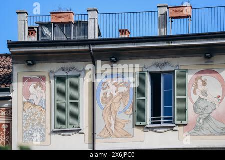 Como, Italien - 8. August 2023: Jugendstilzeichnungen an der Fassade eines alten Gebäudes im Zentrum von Como Stockfoto