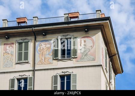 Como, Italien - 8. August 2023: Jugendstilzeichnungen an der Fassade eines alten Gebäudes im Zentrum von Como Stockfoto