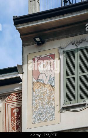 Como, Italien - 8. August 2023: Jugendstilzeichnungen an der Fassade eines alten Gebäudes im Zentrum von Como Stockfoto