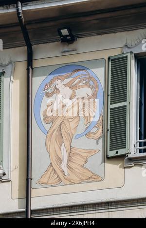 Como, Italien - 8. August 2023: Jugendstilzeichnungen an der Fassade eines alten Gebäudes im Zentrum von Como Stockfoto