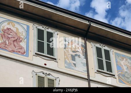 Como, Italien - 8. August 2023: Jugendstilzeichnungen an der Fassade eines alten Gebäudes im Zentrum von Como Stockfoto