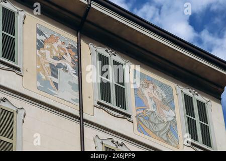 Como, Italien - 8. August 2023: Jugendstilzeichnungen an der Fassade eines alten Gebäudes im Zentrum von Como Stockfoto