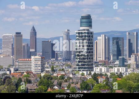 Vom Goetheturm haben Sie einen freien Blick auf den Henninger Turm und die dahinter liegende Frankfurter Bank Skyline, Goetheturm, Frankfurt am Main, Hessen Stockfoto