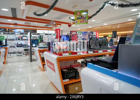 HONGKONG, CHINA - 4. DEZEMBER 2023: Laptops zum Verkauf im Unterhaltungselektronikgeschäft Fortress im Einkaufszentrum New Town Plaza. Stockfoto