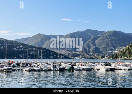 Como, Italien - 8. August 2023: Hafen in der Nähe der Stadt Como in Italien am gleichnamigen See Stockfoto