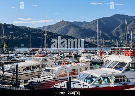 Como, Italien - 8. August 2023: Hafen in der Nähe der Stadt Como in Italien am gleichnamigen See Stockfoto