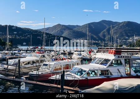 Como, Italien - 8. August 2023: Hafen in der Nähe der Stadt Como in Italien am gleichnamigen See Stockfoto