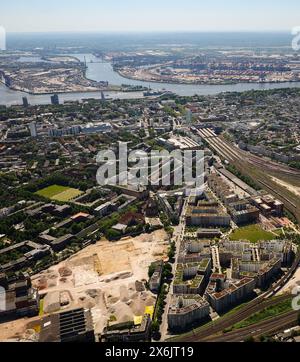 Hamburg, Deutschland. Mai 2024. Blick auf die Gebäude „neue Mitte Altona“, die leere Baustelle Holstenareal, in Richtung Bahnhof Altona und Elbe (aus der Vogelperspektive). Quelle: Christian Charisius/dpa/Alamy Live News Stockfoto