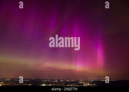 Aurora Borealis in Deutschland. Sehr starke aurora Borealis über der Metropolregion Stuttgart. Blick von Breitenstein in der Nähe von Ochsenwang auf die Schwäbisch Stockfoto